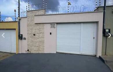 Imagem: A casa possui 2 Dormitórios, 2 Banheiros, 2 Vagas na garagem