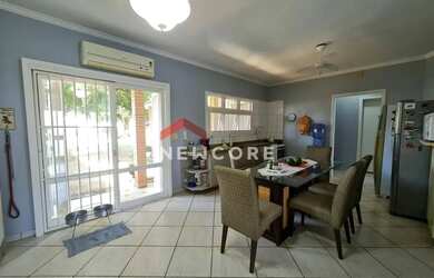 Imagem: A casa possui 3 Dormitórios, 2 Banheiros, 4 Vagas na garagem