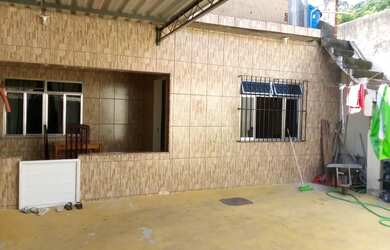 Imagem: A casa possui 3 Dormitórios, 1 Banheiro, 2 Vagas na garagem