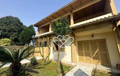 Imagem: A casa possui 5 Dormitórios, 3 Banheiros, 2 Vagas na garagem