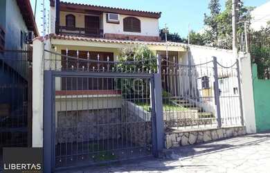 Imagem: A casa possui 3 Dormitórios, 4 Banheiros, 1 Vaga na garagem