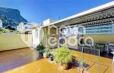 Imagem: A casa possui 5 Dormitórios, 1 Vaga na garagem, 240m² de Área