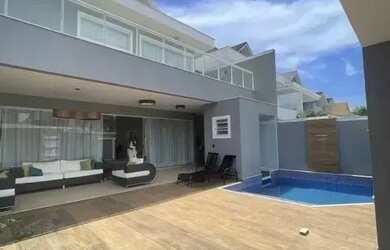 Imagem: A casa em condomínio possui 5 Dormitórios, 5 Banheiros, 2