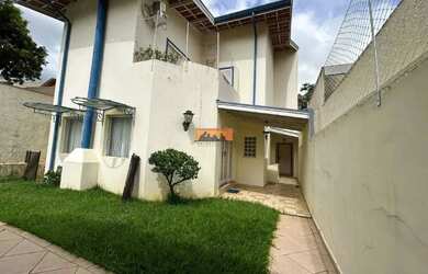 Imagem: A casa possui 3 Dormitórios, 3 Banheiros, 3 Vagas na garagem