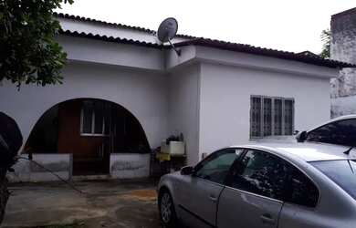 Imagem: A casa possui 3 Dormitórios, 2 Banheiros, 5 Vagas na garagem