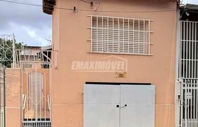 Imagem: A casa possui 1 Dormitório, 1 Banheiro, 1 Vaga na garagem