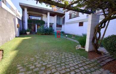 Imagem: A casa possui 4 Dormitórios, 5 Banheiros, 4 Vagas na garagem