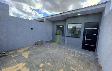 Imagem: A casa possui 2 Dormitórios, 1 Banheiro, 2 Vagas na garagem