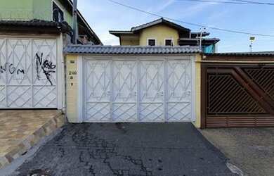 Imagem: A casa possui 3 Dormitórios, 3 Banheiros, 4 Vagas na garagem