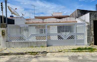 Imagem: A casa possui 4 Dormitórios, 3 Banheiros, 2 Vagas na garagem