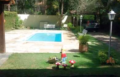 Imagem: A casa possui 4 Dormitórios, 2 Banheiros, 5 Vagas na garagem