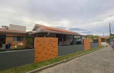 Imagem: A casa possui 3 Dormitórios, 2 Banheiros, 2 Vagas na garagem