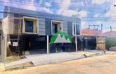 Imagem: A casa possui 3 Dormitórios, 3 Banheiros, 4 Vagas na garagem