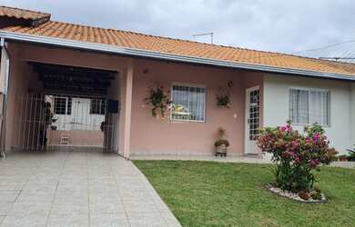 Imagem: A casa possui 3 Dormitórios, 2 Banheiros, 1 Vaga na garagem