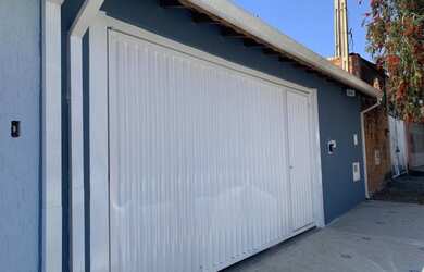 Imagem: A casa possui 2 Dormitórios, 2 Banheiros, 2 Vagas na garagem