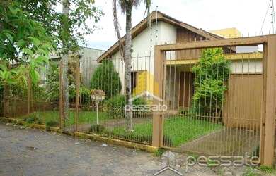 Imagem: A casa possui 3 Dormitórios, 2 Banheiros, 4 Vagas na garagem