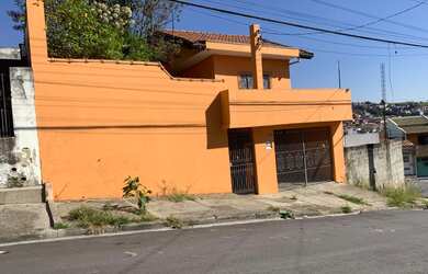 Imagem: A casa possui 2 Dormitórios, 2 Banheiros, 1 Vaga na garagem