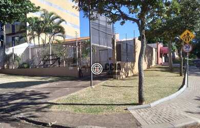 Imagem: A casa possui 3 Dormitórios, 3 Banheiros, 4 Vagas na garagem