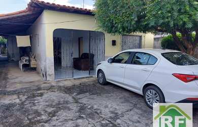 Imagem: A casa possui 4 Dormitórios, 1 Banheiro, 2 Vagas na garagem