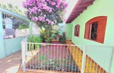 Imagem: A casa possui 4 Dormitórios, 2 Banheiros, 1 Vaga na garagem