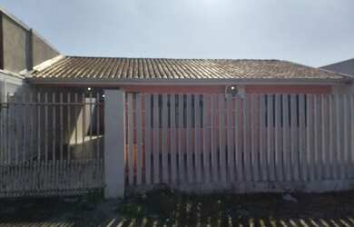 Imagem: A casa possui 4 Dormitórios, 3 Banheiros, 4 Vagas na garagem