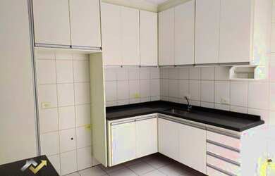 Imagem: O apartamento possui 3 Dormitórios, 1 Banheiro, 2 Vagas na