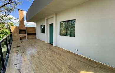 Imagem: A casa possui 3 Dormitórios, 2 Banheiros, 2 Vagas na garagem