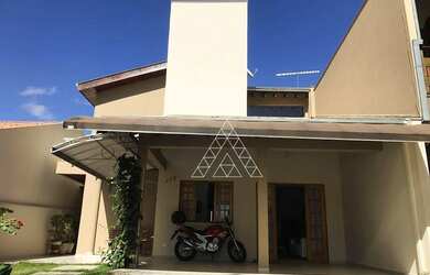 Imagem: A casa em condomínio possui 4 Dormitórios, 4 Banheiros, 4