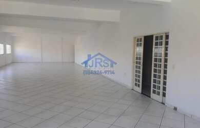 Imagem: O depósito possui 2 Vagas na garagem, 220m² de Área e está