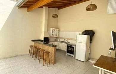 Imagem: A casa possui 3 Dormitórios, 1 Banheiro, 2 Vagas na garagem