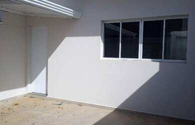 Imagem: A casa possui 2 Dormitórios, 1 Banheiro, 1 Vaga na garagem