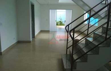 Imagem: A casa possui 4 Dormitórios, 5 Banheiros, 4 Vagas na garagem