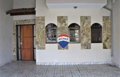 Imagem: A casa possui 3 Dormitórios, 3 Banheiros, 2 Vagas na garagem