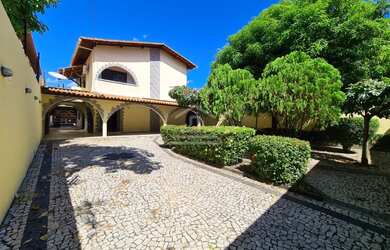 Imagem: A casa possui 4 Dormitórios, 4 Banheiros, 5 Vagas na garagem