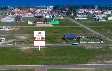 Imagem: O terreno possui 300m² de Área e está localizado em Balneário