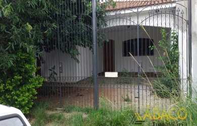 Imagem: A casa possui 3 Dormitórios, 4 Banheiros, 2 Vagas na garagem