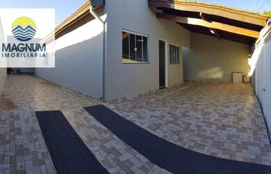 Imagem: A casa possui 3 Dormitórios, 2 Banheiros, 5 Vagas na garagem