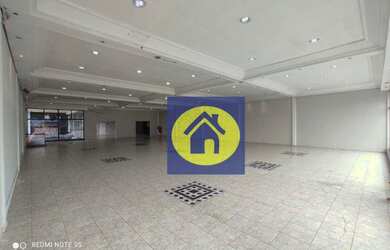 Imagem: O depósito possui 4 Vagas na garagem, 830m² de Área e está