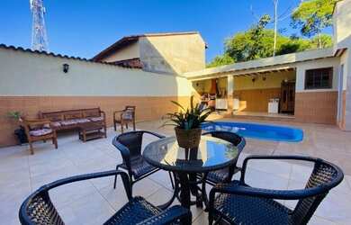 Imagem: A casa possui 3 Dormitórios, 3 Banheiros, 2 Vagas na garagem