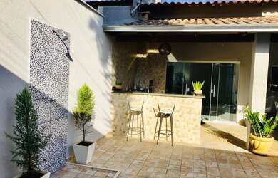 Imagem: A casa possui 2 Dormitórios, 2 Banheiros, 1 Vaga na garagem