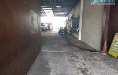 Imagem: O depósito possui 2 Vagas na garagem, 500m² de Área e está