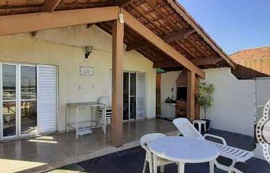 Imagem: A casa possui 3 Dormitórios, 3 Banheiros, 4 Vagas na garagem