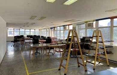 Imagem: O depósito possui 4 Vagas na garagem e 448m² de Área e está