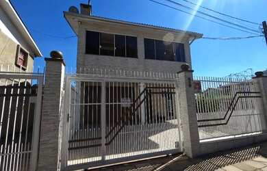 Imagem: A casa possui 3 Dormitórios, 1 Banheiro, 2 Vagas na garagem