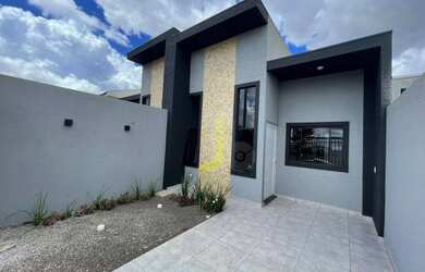 Imagem: A casa possui 3 Dormitórios, 2 Banheiros, 2 Vagas na garagem