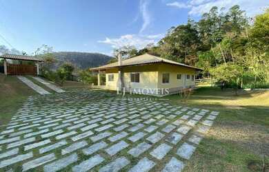 Imagem: A casa possui 3 Dormitórios, 2 Banheiros e 160m² de Área