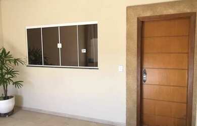 Imagem: A casa possui 3 Dormitórios, 2 Banheiros, 2 Vagas na garagem