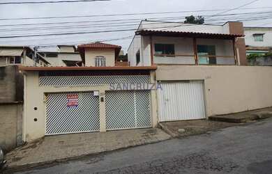 Imagem: A casa possui 3 Dormitórios, 2 Banheiros, 2 Vagas na garagem