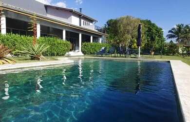 Imagem: A casa em condomínio possui 4 Dormitórios, 5 Banheiros, 5