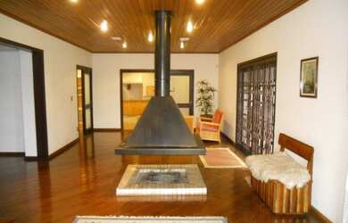 Imagem: A casa possui 5 Dormitórios, 5 Banheiros, 5 Vagas na garagem